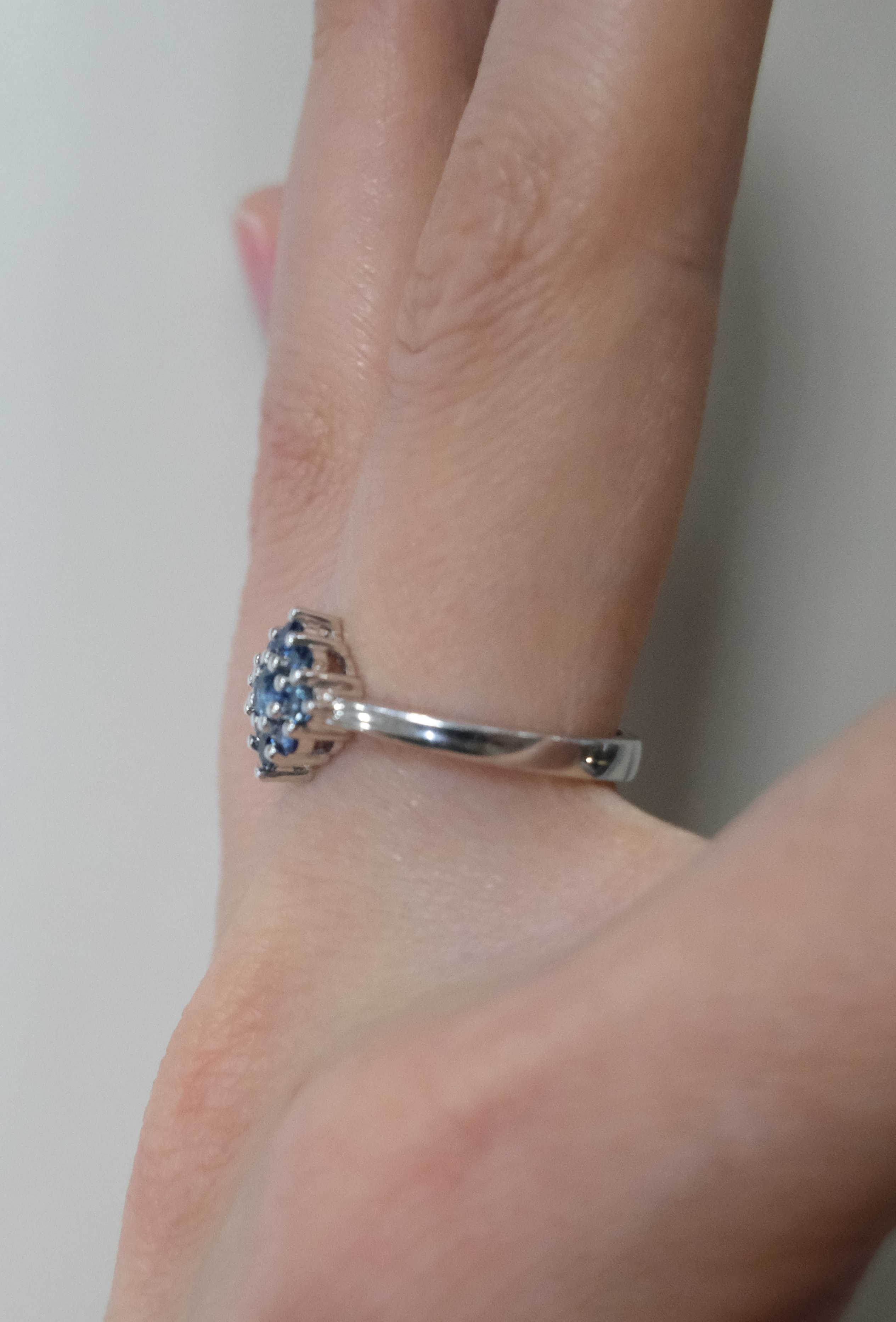 Серебряное кольцо с сапфирами